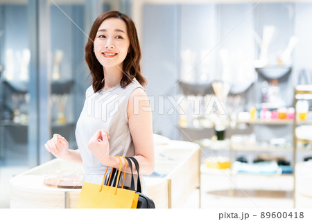女性　ショッピング　買い物　撮影協力：g GIFT AND LIFESTYL 89600418