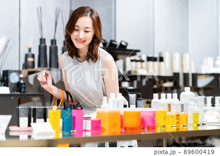 女性　ショッピング　買い物　撮影協力：g GIFT AND LIFESTYL 89600419