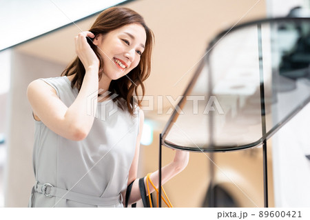 女性　ショッピング　買い物　撮影協力：g GIFT AND LIFESTYL 89600421