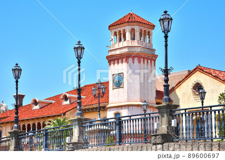 晴天の和歌山マリーシティ内にあるテーマパークポルトヨーロッパの街並み 89600697