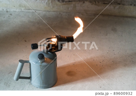 Gasoline blowtorch with a burning fire, the use...の写真素材 [89600932] - PIXTA