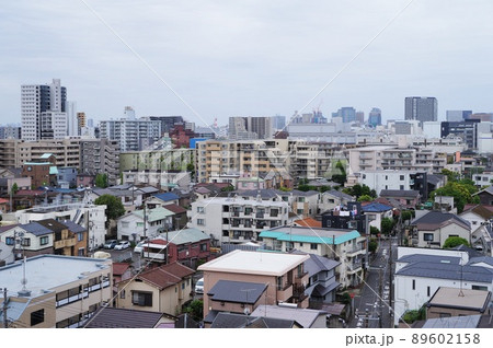 川崎市川崎区の住宅街（曇り） 89602158