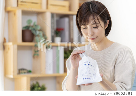 薬袋から飲み薬を取り出す女性 89602591