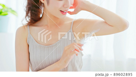 woman use feather touch armpit 89602895