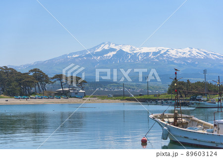 象潟漁港と鳥海山 象潟漁港と鳥海山 89603124