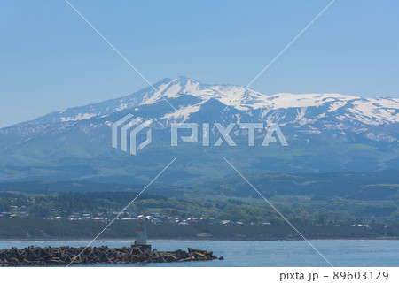 象潟漁港と鳥海山 89603129
