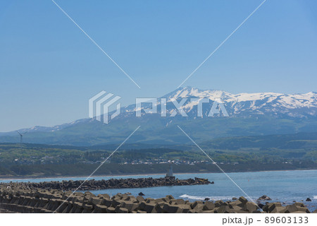 象潟漁港と鳥海山 89603133