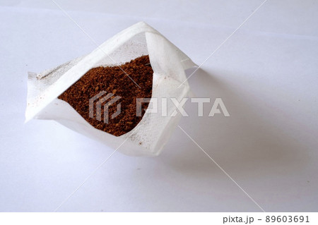 挽きたての豆とコーヒーバック 挽きたての豆とコーヒーバック 89603691