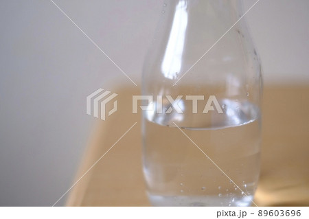 テーブルに置かれた水 89603696