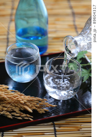 冷酒を注ぐ 冷酒を注ぐ 89604317