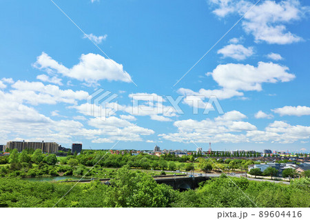 青空の街並み 89604416