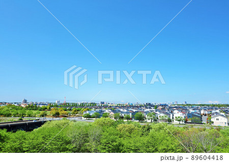 青空の街並み 89604418