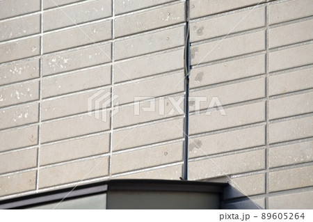 外壁のコーキングのひび割れ 外壁のコーキングのひび割れ 89605264