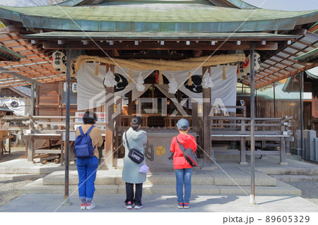 神社で参拝する家族(針綱神社 愛知県 犬山市) 神社で参拝する家族(針綱神社 愛知県 犬山市) 89605329