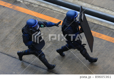警察の銃器対策班による、テロ対策の公開訓練 89605361