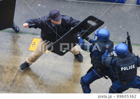 警察の銃器対策班による、テロ対策の公開訓練 89605362