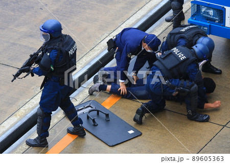警察の銃器対策班による、テロ対策の公開訓練 89605363