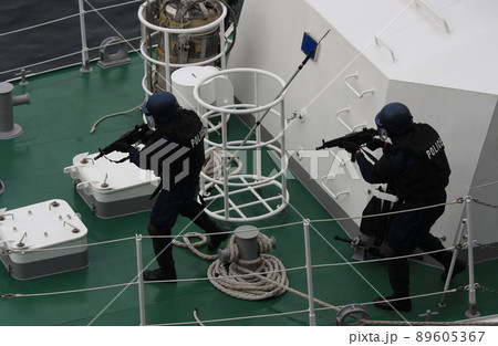 警察の銃器対策班による、テロ対策の公開訓練 89605367