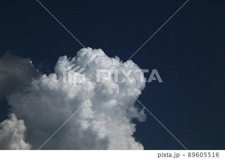 山岳道路の向こうに湧き上がった雄大な入道雲 89605516