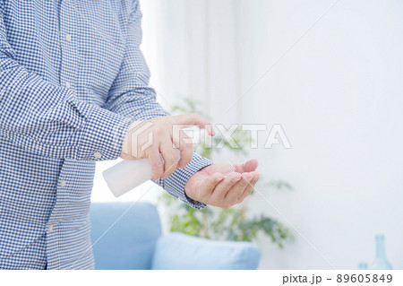 男性　アルコール消毒　顔無し 89605849