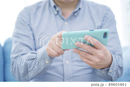 男性　スマホ　顔無し　リビング 89605861