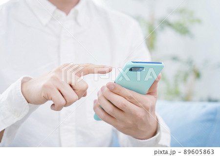 男性 スマホ 顔無し リビング 男性 スマホ 顔無し リビング 89605863