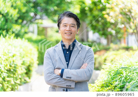 ミドル男性・屋外・新緑・公園・笑顔 ミドル男性・屋外・新緑・公園・笑顔 89605965
