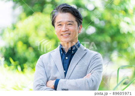 ミドル男性・屋外・新緑・公園・笑顔 ミドル男性・屋外・新緑・公園・笑顔 89605971