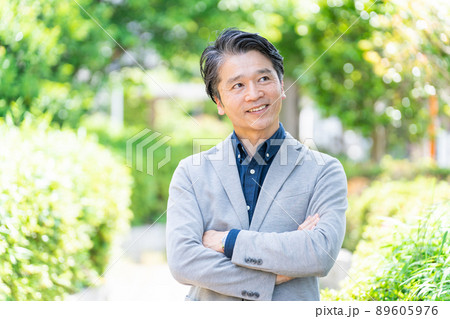 ミドル男性・屋外・新緑・公園・笑顔 89605976