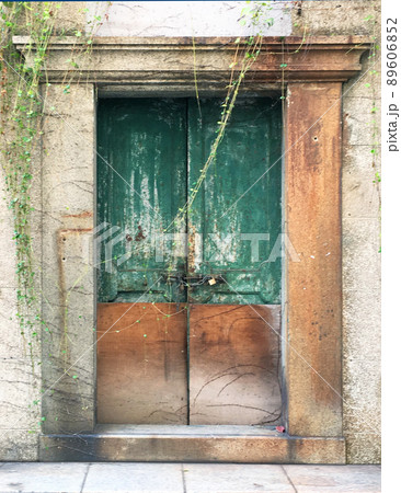 古びた緑のドアのある門 89606852