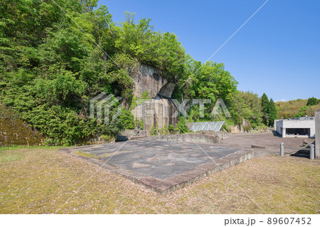 〈島根県〉来待ストーンミュージアム　石の広場　切り立った岩壁 89607452