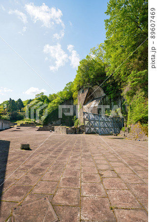 〈島根県〉来待ストーンミュージアム 石の広場 切り立った岩壁 〈島根県〉来待ストーンミュージアム 石の広場 切り立った岩壁 89607469