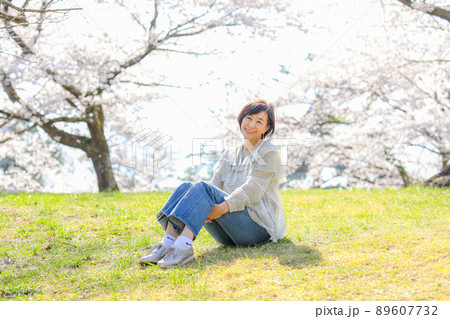 山の斜面 桜を楽しむシニア夫婦 羊山公園版 埼玉県最大級 秩父 山の斜面 桜を楽しむシニア夫婦 羊山公園版 埼玉県最大級 秩父 89607732