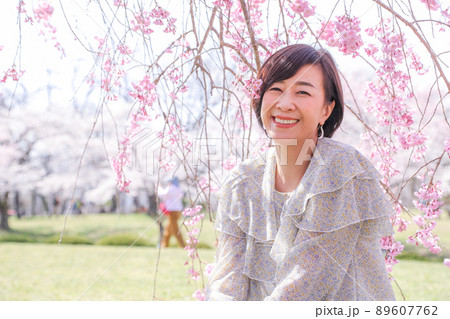 山の斜面 桜を楽しむシニア夫婦 羊山公園版 埼玉県最大級 秩父 89607762