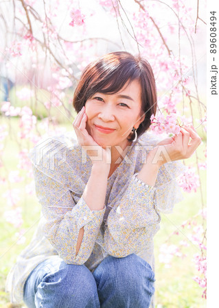 山の斜面 桜を楽しむシニア夫婦 羊山公園版 埼玉県最大級 秩父 山の斜面 桜を楽しむシニア夫婦 羊山公園版 埼玉県最大級 秩父 89608494