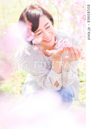 山の斜面 桜を楽しむシニア夫婦 羊山公園版 埼玉県最大級 秩父 89608508