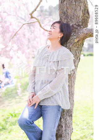 山の斜面 桜を楽しむシニア夫婦 羊山公園版 埼玉県最大級 秩父 山の斜面 桜を楽しむシニア夫婦 羊山公園版 埼玉県最大級 秩父 89608529