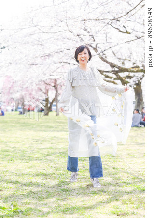 山の斜面 桜を楽しむシニア夫婦 羊山公園版 埼玉県最大級 秩父 89608549