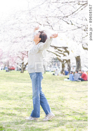 山の斜面 桜を楽しむシニア夫婦 羊山公園版 埼玉県最大級 秩父 山の斜面 桜を楽しむシニア夫婦 羊山公園版 埼玉県最大級 秩父 89608567