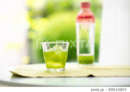 窓際の冷たいお茶 89610805