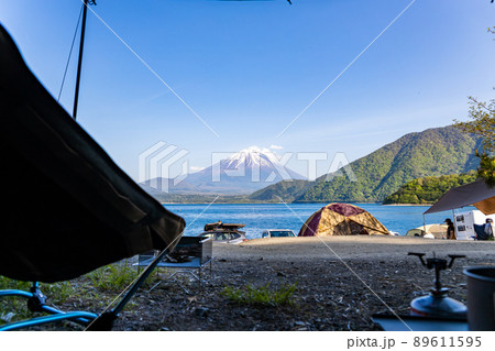 浩庵キャンプ場からの本栖湖と富士山とキャンプチェア 浩庵キャンプ場からの本栖湖と富士山とキャンプチェア 89611595