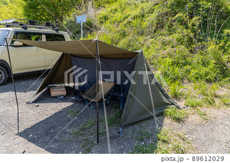 1人用軍幕テントと車 89612029
