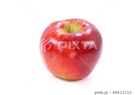 あきばえ　秋映　赤いリンゴ　丸ごと　1個　明るい背景 89613152