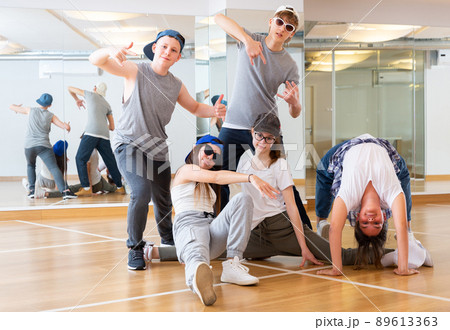 Portrait of group of teenagers in dance studio Portrait of group of teenagers in dance studio 89613363