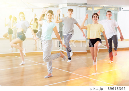 Teenagers in dance hall studying new movements Teenagers in dance hall studying new movements 89613365