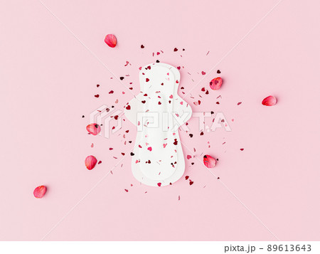 生理用ナプキンと経血のイメージ 89613643