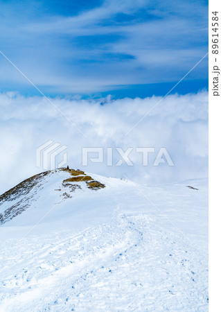 長野県の北アルプス八方尾根の雪の丸山ケルンと雲海 89614584