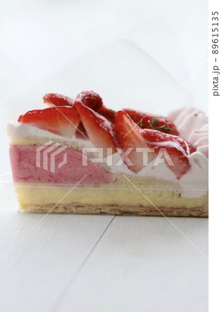 フレッシュいちごのムースタルトケーキ 89615135