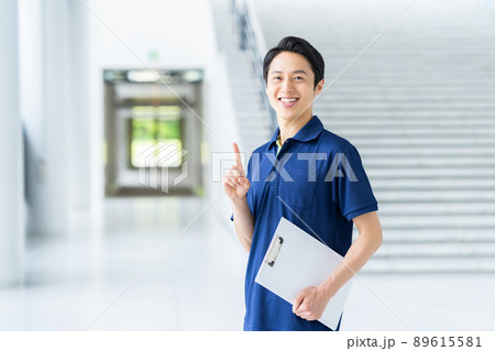ミドルの介護福祉士の男性 89615581