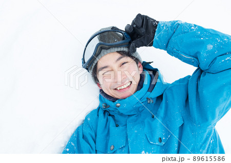 雪を楽しむスキーウェアの男性 89615586